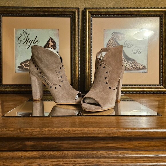 🤠 Vince Camuto Corianne Studded Peep Toe Booties – Size 6M - Picture 4 of 7